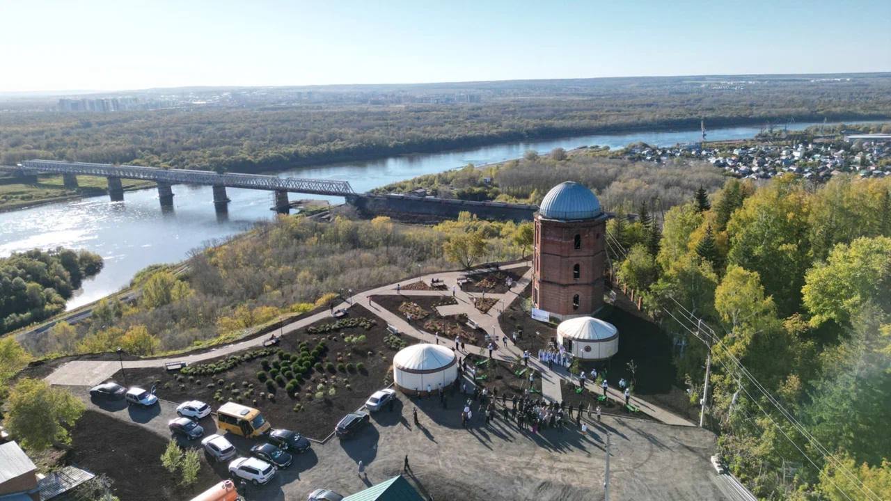 В Уфе открыли обновленную площадку Водонапорной башни  Старинное здание, возведенное в 1900-1901 годах в рамках строительства уфимского водопровода, много лет не используется по назначению, но это место любят посещать горожане и туристы. В 2021 году башня внесена как объект культурного наследия регионального значения в реестр объектов культурного наследия России.   Моя Уфа. Подписаться   Прислать новость