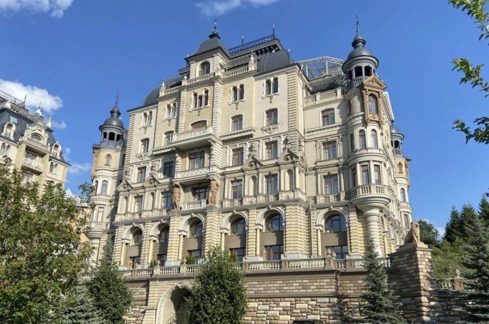 В Казани продают самую дорогую квартиру среди регионов России Пятикомнатные апартаменты у Дворца земледельцев выставили на продажу за полмиллиарда рублей Площадь квартиры 233 квадрата а потолки в ней высотой 3 5 метра В хоромах выполнен дизайнерский ремонт установлена вся техника а из окон открывается вид на Кремль Кул Шариф Богородицкий монастырь и не только Покупаем   Вечерка в MAX в Telegram