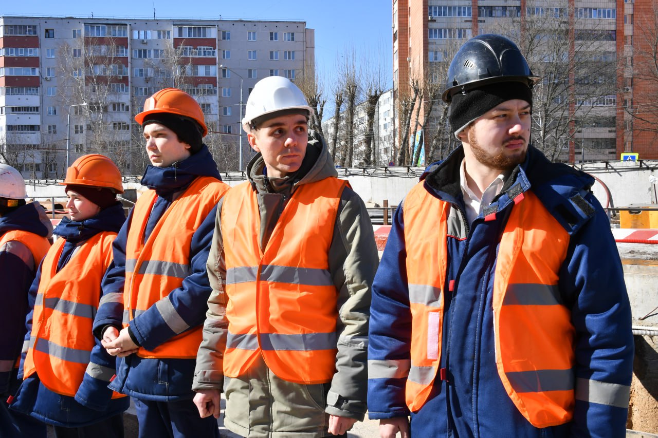 Рустам Минниханов сегодня ознакомился с ходом строительства первого участка второй линии казанского метрополитена на станции «100-летия ТАССР».   Первый участок длиной 5,37 км включает в себя четыре станции: «100-летия ТАССР»  ул.Юлиуса Фучика , «Академическая»  пересечение улиц Фучика и Завойского , «Зилант»  пересечение улиц Фучика и Ломжинской , «Тулпар»  перекресток проспекта Победы и ул.Сахарова . Завершить работы планируется в 2027 году.   Сегодня завершилась проходка правого перегонного тоннеля от станции «Академическая» до «100-летия ТАССР». Старт работе тоннелепроходческого комплекса «Лейсан» был дан в марте прошлого года.   Параллельно ведется строительство непосредственно самих станций метро. Напомним, станции «100-летие ТАССР» и «Дубравная» станут пересадочными. Сегодня практически вручную строят соединительную ветку длиной 400 метров. На данный момент готово уже 126 метров, завершить планируется в 2026 году. В работе участвуют и приглашенные шахтеры из Донецка.