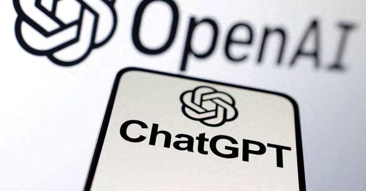 OpenAI изучает новые пути монетизации ChatGPT, одной из которых может стать реклама, однако руководитель сервиса Ник Тёрли подчёркивает, что её интеграция потребует «взвешенного и деликатного» подхода, и сам чат-бот может остаться свободным от объявлений. Основной доход компания по-прежнему получает от подписок.   Кроме рекламы, OpenAI рассматривает комиссионные с покупок по рекомендациям ChatGPT, но Тёрли отмечает, что качество советов должно оставаться независимым. Генеральный директор Сэм Альтман ранее называл рекламу «крайней мерой», хотя допустил, что в будущем эксперименты возможны.
