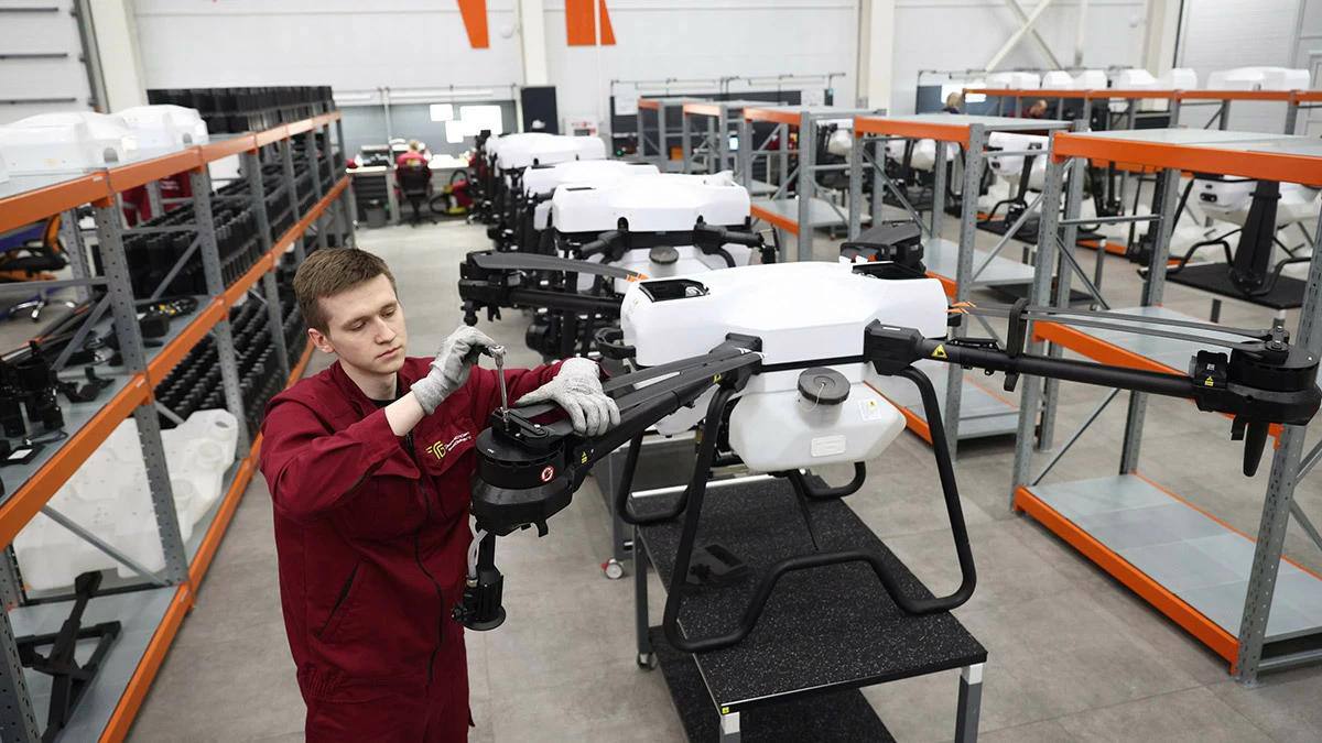 Учебные заведения и госорганы Петербурга и Ленобласти стали чаще закупать беспилотники Количество госзакупок беспилотных летательных аппаратов БПЛА в Санкт Петербурге и Ленинградской области по 44 ФЗ за 12 месяцев 2025 г выросло по сравнению с аналогичным периодом 2024 г в 1 6 раз Так в 2025 г в обоих регионах была совершена 101 госзакупка за тот же период 2024 г 64 госзакупки  Несмотря на рост числа закупок общая сумма потраченных на них денег в 2025 г по сравнению с 2024 г сократилась в 1 8 раза Если в 2024 г объем закупок в денежном выражении составил 556 6 млн руб то в 2025 г он сократился до 298 8 млн руб  Поставщиками по самым крупным контрактам как в учреждениях образования так и госструктурах Санкт Петербурга и Ленобласти стали АО ГТЛК 32 1 млн руб ООО Скайрис 22 9 млн руб и ООО Ксона 18 3 млн руб также среди поставщиков по госзакупкам значатся такие компании как ООО Геоскан Москва ООО Джета ООО Цифровые технологии и др Эксперты опрошенные изданием отмечают что снижение средней стоимости единицы закупки связано с насыщением рынка переходом на более доступные отечественные модели в рамках импортозамещения увеличения доли массовых недорогих дронов Удешевление продукции также связано с активным переходом производителей БПЛА на российские аналоги в комплектующих   Подробнее в материале на нашем сайте Алексей Орлов Ведомости Telegram Max