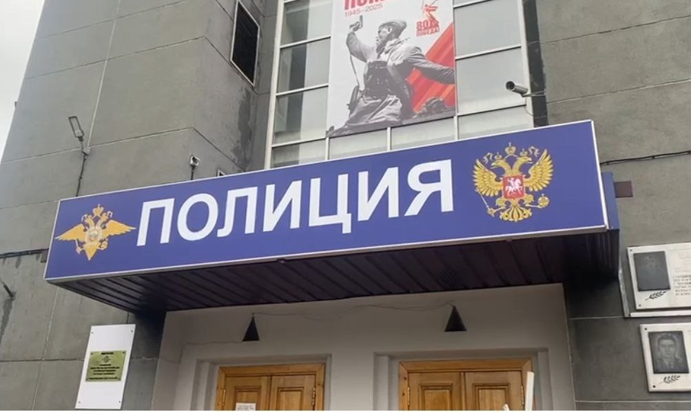 Полицейские Челябинска оперативно установили и задержали подозреваемого в нападении на продуктовый павильон в Центральном районе Сегодня около 19.00 часов неизвестный зашел в павильон и под угрозой применения предмета , конструктивно схожего с пистолетом, требовал от продавца передать ему дневную выручку . Получив отказ и испугавшись покупателя, зашедшего в помещение киоска, злоумышленник скрылся с места происшествия. К установлению и задержанию подозреваемого подключились оперативники городского УМВД. Раскрытие преступления было поставлено на контроль руководством челябинской полиции. В течении полутора часов с момента совершения преступления, в ходе проведения оперативно-розыскных мероприятий, в том числе благодаря возможностям центра управления нарядами городского управления МВД , подозреваемый был задержан по месту проживания. Им оказался 39-летний местный житель . Пневматический пистолет, используемый им при совершении противоправного деяния, изъят. Проводятся дальнейшие мероприятия, направленные на сбор и закрепление доказательственной базы. Решается вопрос о возбуждении уголовного дела. #мвд74 #полиция74 #Челябинскаяобласть #полицияюжногоурала #челябинск
