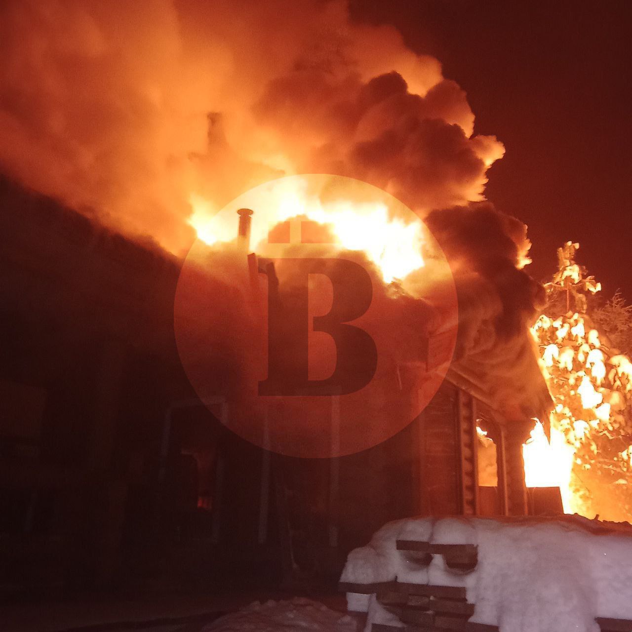 Сегодня ночью в дачном кооперативе Приют сгорел дом В три часа ночи на пульт дежурного поступило сообщение что в дачном кооперативе загорелся частный дом К месту пожара были направлены огнеборцы Шеметова и Краснозаводска К приезду пожарных деревянный дом горел внутри пламя быстро распространялось В 6 33 пожар был локализован на площади 80 квадратных метров Ликвидация пожара продолжается сведений о пострадавших не поступало В случае ЧП звоните по телефону 112