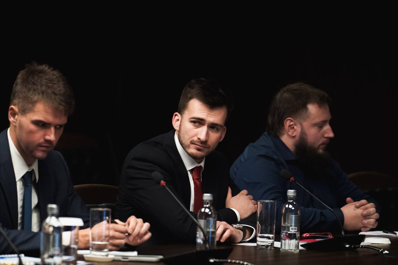 На ИННОПРОМе в Екатеринбурге состоялся круглый стол с участием представителей ведущих компаний России и Саудовской Аравии. Опыт Нацпроектстроя по развитию железных дорог в России и за рубежом представил Игорь Кузнецов, Директор департамента продаж. «Нацпроектстрой имеет значительный опыт реализации проектов по развитию объектов транспортной инфраструктуры в России и ряде дружественных стран. Холдинг входит в число мировых лидеров-производителей оборудования железнодорожной автоматики и телемеханики, наши цифровые системы широко внедрены на пространстве колеи 1520. Полагаем, что наш опыт, компетенции и технологии могут внести значительный вклад в развитие транспортной инфраструктуры Саудовской Аравии», - отметил Игорь Кузнецов. Холдинг поддерживает инициативу правительства РФ по сотрудничеству с Королевством Саудовская Аравия, в том числе локализацию и развитие технологических инноваций в стране. #НПС_новости #ИННОПРОМ