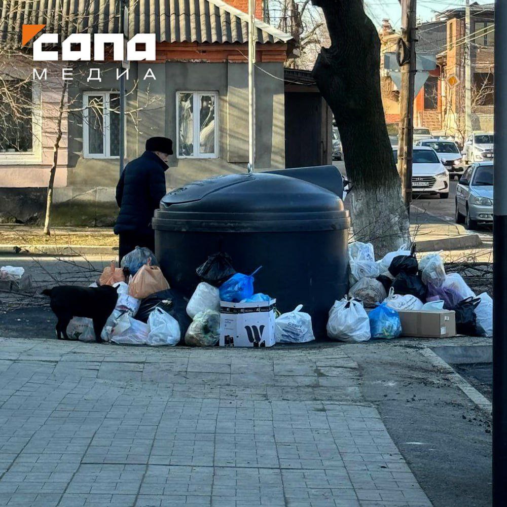 Жители многоэтажки на К. Маркса жалуются на обслуживание нового заглубленного контейнера   22 января на углу улиц Карла Маркса и Митькина во Владикавказе установили новый заглубленный контейнер объемом 5 кубометров. Он заменяет пять обычных наземных контейнеров. Однако жители района замечают, что бак быстро заполняется и людям приходится складывать мусор рядом.    «"ЭРА" вывозит мусор раз в день. Вообще, этот контейнер рассчитан на наш дом, где 133 квартиры, и частный сектор рядом. Но им пользуются также люди, которые живут чуть дальше по Карла Маркса, потому что там контейнер убрали», — говорит обратившийся в редакцию житель улицы.  В администрации города рассказали, что по улице Карла Маркса обустроено две мусорные площадки. Помимо той, что установлена возле дома №4, есть контейнер на пересечении с улицей Нальчикская. Еще один расположен на Мамисонском переулке. Все они рассчитаны на 5 кубометров мусора.   «Сейчас операторы пока привыкают к новому формату обслуживания мусорных площадок. Мы переходим на заглубленные контейнеры, чтобы улучшить внешний вид города, не портить его архитектурный стиль. В дальнейшем будем работать над облагораживанием площадок», — рассказали «Сапе» в АМС Владикавказа.  В городе уже установили шесть заглубленных мусорных контейнеров. Еще 10 поставят в ближайшее время. Их обслуживанием занимается регоператор по обращению с ТКО «ЭРА».