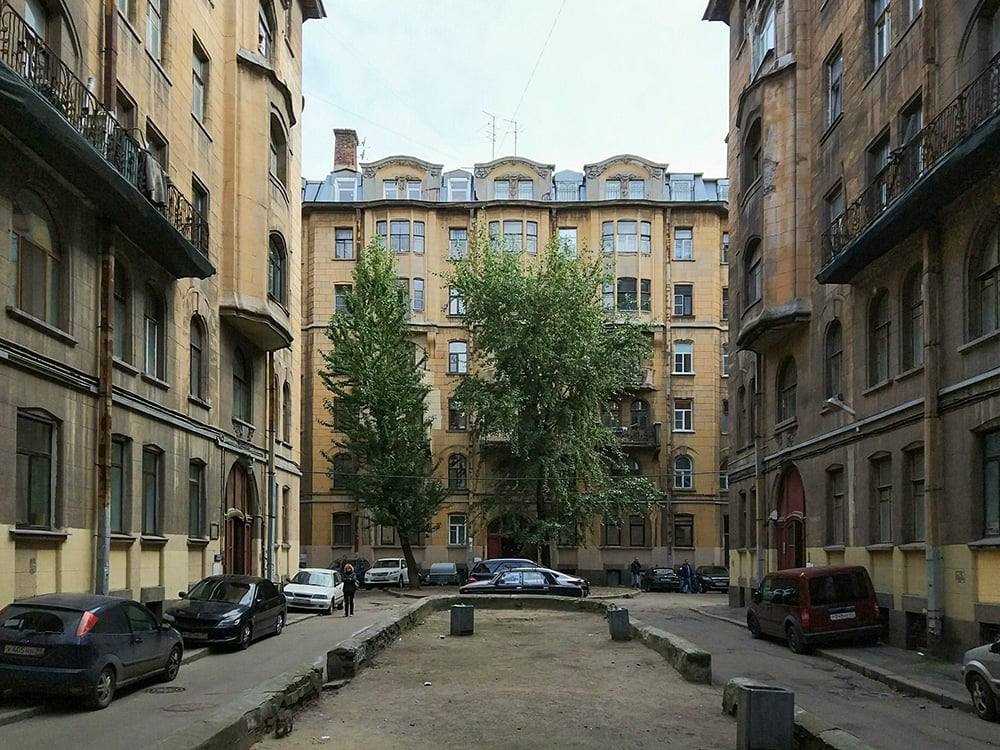 Массовое побоище мигрантов на стройке на Лиговском проспекте привело к задержанию 19 человек Массовая драка иностранных специалистов произошла вчера средь бела дня во время ремонта дома 44 на Лиговском проспекте Представители трёх государств с помощью палок и арматуры выясняли как ремонтировать крышу пока их не разогнали прибывшие полицейские По итогам битвы при доходном доме Перцова в отделы доставили 18 мигрантов из Центральной Азии в возрасте от 20 до 50 лет а также 44 летнего петербуржца Рабочих ловили по дворам подвалам и чердакам Один мигрант пытался скрыться на машине и наехал на ППСника причинив тому ушиб локтя 33 летнего нелегала остановили и задержали Петербургский главк сообщает что после драки возбуждено уголовное дело о хулиганстве фигурантами которого стали 8 задержанных 10 рабочих привлекли за нарушения миграционного законодательства РФ остальных за мелкое хулиганство в том числе и единственного жителя Петербурга GradSPb   Места СПб TodaySPb   Новости СПб