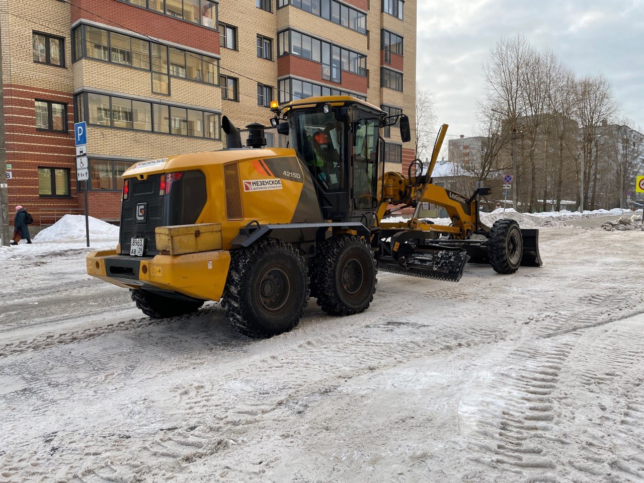 Уборка продолжается: в Архангельске завтра будут чистить и перекрывать Новгородский  В областной столице успешно зарекомендовал себя опробованный в начале февраля новый подход к расчистке улиц от снега. Движение для авто перекрывается на день, а неубранные на определённых участках автомобили перемещаются с помощью эвакуатора.  Завтра уборка снега будет проводиться на Новгородском проспекте от улицы Поморской до Карла Либкнехта с 7 до 17 часов.  Для организации временного перекрытия будут выставлены дорожные знаки на стойках, установлены ограждения. Владельцев машин просят переставить их с обозначенного участка на время уборки.