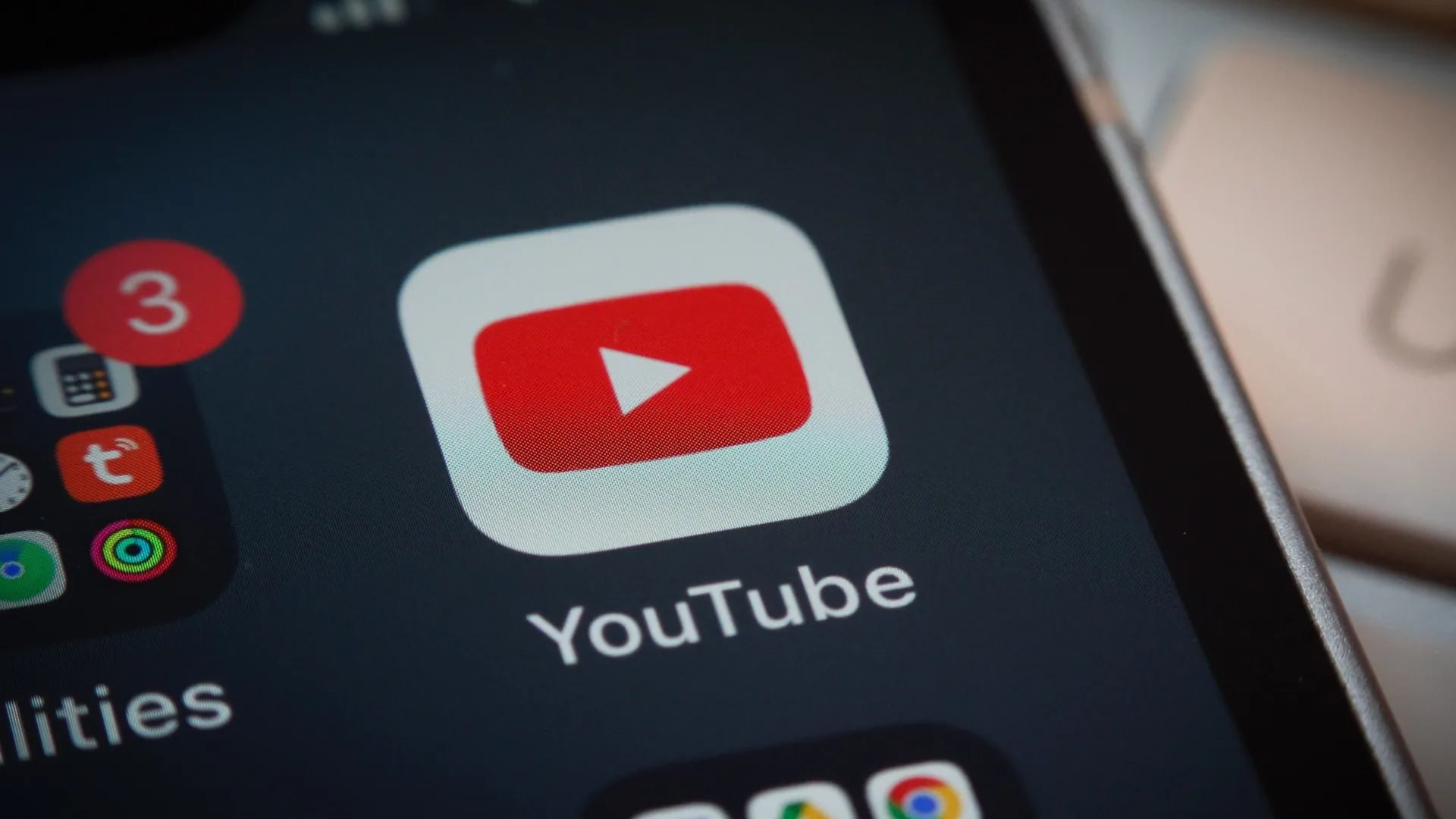 YouTube внедряет ИИ для выявления несовершеннолетних пользователей – CBS News YouTube объявил о запуске новой технологии на основе искусственного интеллекта для определения возраста пользователей младше 18 лет. Система будет анализировать активность на платформе, включая типы просматриваемых видео, их категории и возраст аккаунта, независимо от указанной даты рождения. Цель – защитить подростков от вредоносного контента. Если же YouTube неверно определит возраст пользователя, тот сможет загрузить удостоверение личности, чтобы исправить это. Тестирование начнется в ближайшие недели среди пользователей в США. #технологии #общество Больше новостей США здесь. Подписывайся!