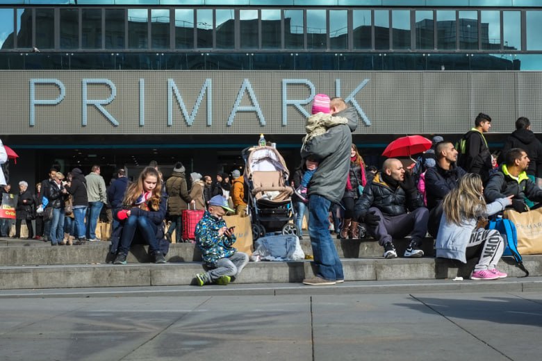 Каждый пятый житель Германии думает о том чтобы уехать из страны DeZIM Чаще всего о возможности переезда задумываются выходцы из Турции стран Ближнего Востока и Северной Африки их доля составляет 39 А вот среди немцев у которых нет миграционного прошлого хотят уехать 17 опрошенных Среди потомков мигрантов этот показатель значительно выше 37 Что же не устроило всех этих людей в райском саду БайБайден в МАХ