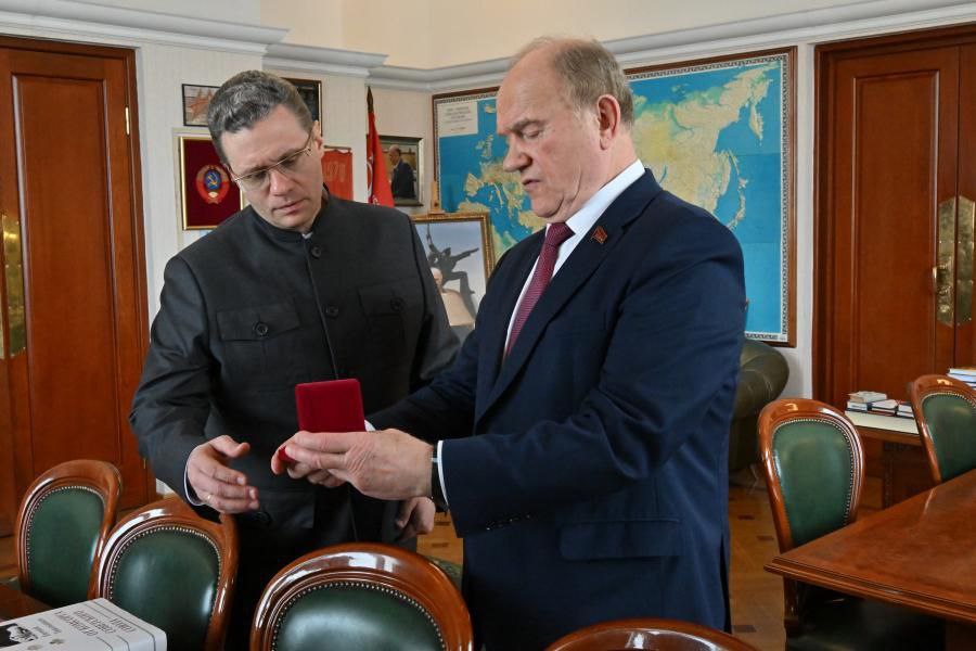 26 мая Председатель ЦК КПРФ, Руководитель фракции КПРФ в Госдуме Геннадий Андреевич Зюганов провел в городе Москве рабочую встречу с губернатором Вологодской области Георгием Юрьевичем Филимоновым. В рамках встречи был рассмотрен широкий круг вопросов российской политической повестки.