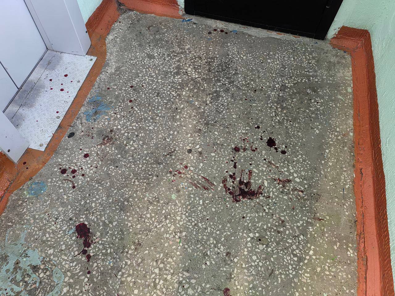 Суд приговорил к 19 годам колонии строгого режима ачинца зарезавшего бывшую жену и ее сожителя Мужчину признали виновным в убийстве двух лиц с особой жестокостью и умышленном уничтожении имущества Напомним в феврале мужчина пришел в подъезд дома где проживала его жена с сожителем Дождавшись когда пара выйдет из квартиры он напал на них прямо на лестничной площадке Первой жертвой стал сожитель ревнивец нанес ему множество ударов ножом после чего уже во дворе дома догнал жену и тоже убил ее ударами ножом в шею После мужчина направился к себе домой где попытался свести счеты с жизнью Его вовремя обнаружили родственники До этого он проткнул колеса авто погибшего мужчины Это Борус Люди