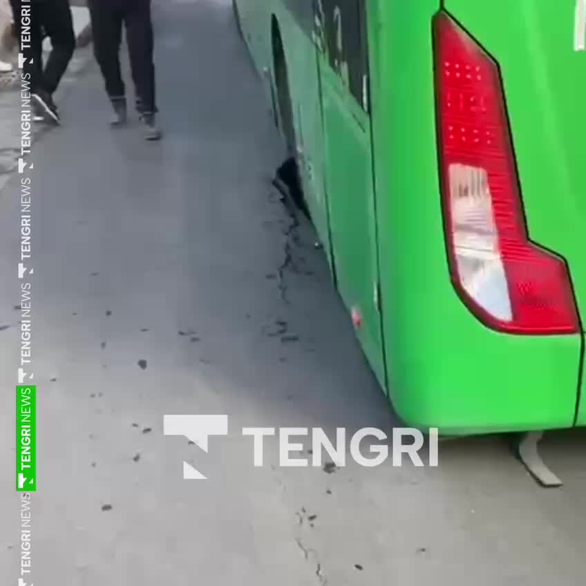 В Алматы после дождя провалились десятки автомобилей на улице Аманжолова