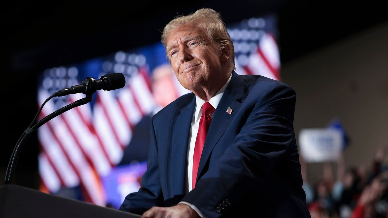 Трамп планирует сохранить американское командование во главе сил НАТО в Европе. Это призвано «успокоить европейских союзников» Британское издание "Reuters" со ссылкой на трех американских и одного западного чиновника и источник в НАТО: Дональд Трамп планирует сохранить американского генерала во главе объединенных вооруженных сил НАТО ОВС в Европе несмотря на то, что Вашингтон подталкивает европейских союзников взять на себя больше ответственности за свою безопасность. О своем решении Трамп, по словам одного из собеседников Reuters, сам сообщил в частном порядке генеральному секретарю НАТО Марку Рютте. Это решение «успокоит европейских союзников» и некоторых республиканцев, опасающихся, что категоричные высказывания Вашингтона могут означать быстрое сокращение военного лидерства США в альянсе, пишет издание. Сейчас пост главнокомандующего ОВС НАТО в Европе занимает Кристофер Каволли. Американские чиновники называют следующим ожидаемым кандидатом генерал-лейтенанта военно-воздушных сил Алексуса Гринкевича, который занимает должность директора по операциям в Объединенном штабе вооруженных сил США. Пост главнокомандующего ОВС НАТО в Европе, как отмечает издание, занимался американскими генералами с момента его создания после Второй мировой войны. СТАРШИЙ ИНСПЕКТОР