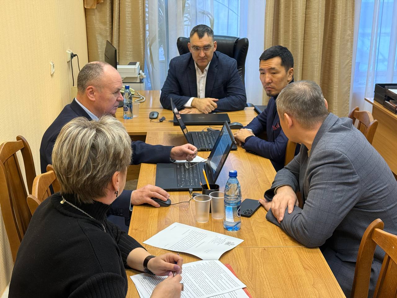 На заседании комитета по вопросам молодежи образованию культуре и спорту депутаты рассмотрели два вопроса Во первых приведение в соответствии с действующим законодательством положения о комитете физической культуры и спорта администрации города Во вторых вопрос о представителе от города в состав Молодежного парламента при Заксобрании края Изучив первый вопрос депутаты решили отправить его на доработку Второй вопрос было решено рекомендовать к рассмотрению на заседании Думы В состав Молодежного парламента при Заксобрании депутаты предложили делегировать сотрудника комитета физкультуры и спорта администрации Александра Дорогина обладающего активной гражданской позицией