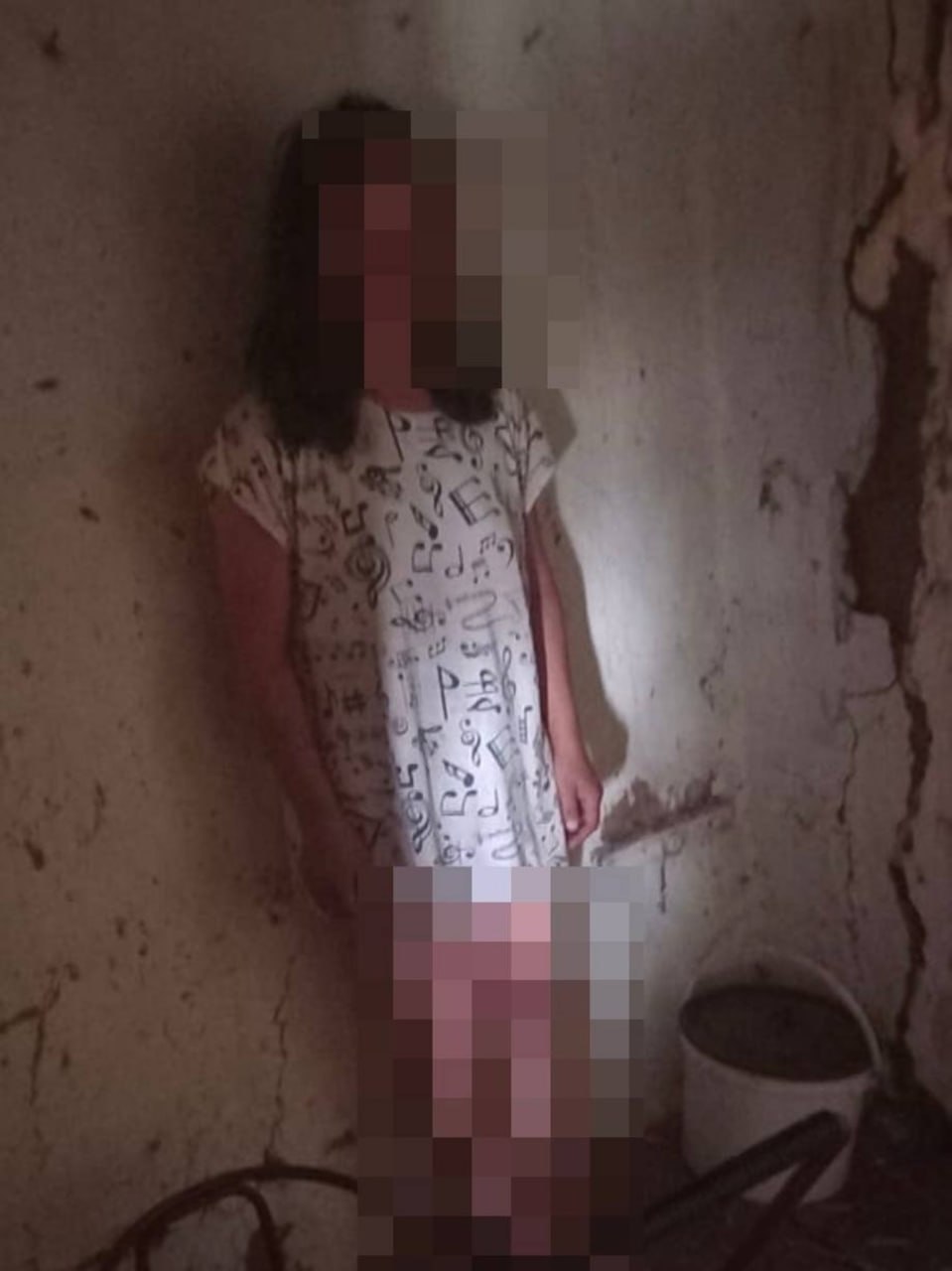 В Башкирии горе-мать пряталась от приставов в чулане, чтобы не платить алименты дочери Несовершеннолетняя девочка осталась без родителей, когда ей было 14 лет. Отца убили запрещенные вещества, мать лишили родительских прав за аморальный образ жизни. Одинокого ребенка забрала к себе бабушка. За время разлуки мать девочки ни разу не навестила дочь. Работать и оказывать материальную поддержку не стремилась. Тем временем сумма долга по алиментам перевалила за 500 тысяч рублей. Должница долгое время скрывалась от правосудия и близких. Она перебралась в соседнее село, где начала жить с ранее судимым мужчиной. Когда судебные приставы прибыли по адресу, сожитель должницы пытался ее укрыть в чулане и утверждал, что никогда не видел разыскиваемую. Однако приставам удалось обнаружить женщину спящей в чулане. Дверь в подсобное помещение наспех была завалена вещами. Сейчас она ожидает судебного заседания, где будет рассматриваться вопрос о лишении непутевой матери свободы. Моя Уфа. Подписаться Прислать новость