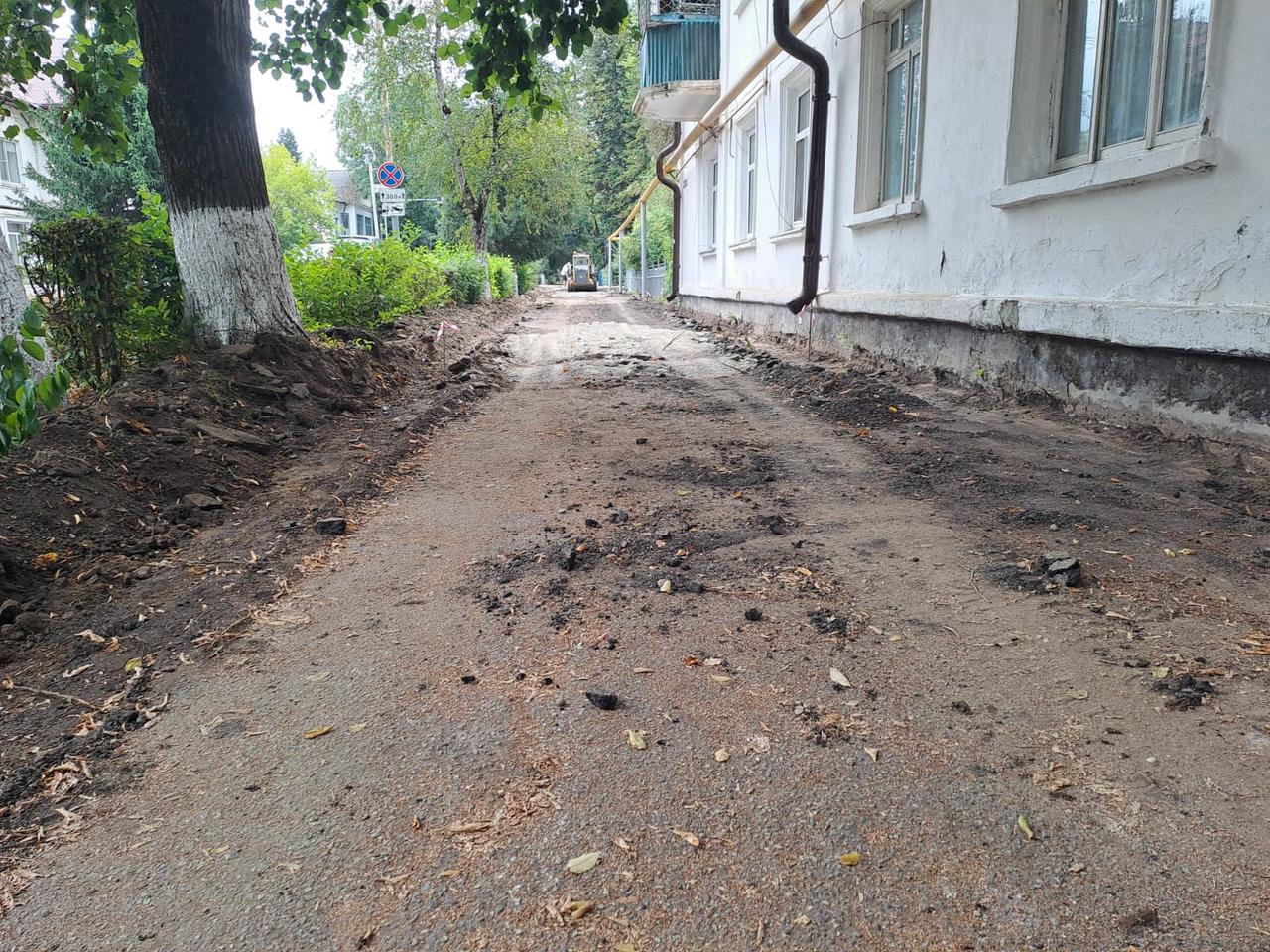 Капитальный ремонт тротуара по улице Кирова начался в городе Хадыженске  Тротуар протянется от улицы Первомайской до улицы Коммуны. Общая длина обновленного тротуара составит 731 метр, а ширина — три метра, и он будет полностью вымощен плиткой.  Этот район имеет особое значение для местных жителей, поскольку здесь находятся мемориал «Вечный огонь», казачья школа №13, детский сад №23, городской сквер «Нефтяник», стадион и отделение полиции.  Ремонт проводится в рамках реализации проекта, который стал победителей конкурса по отбору проектов местных инициатив государственной программы Краснодарского края «Региональная политика и развитие гражданского общества».  Евгения Кулябина  Апшеронский рабочий