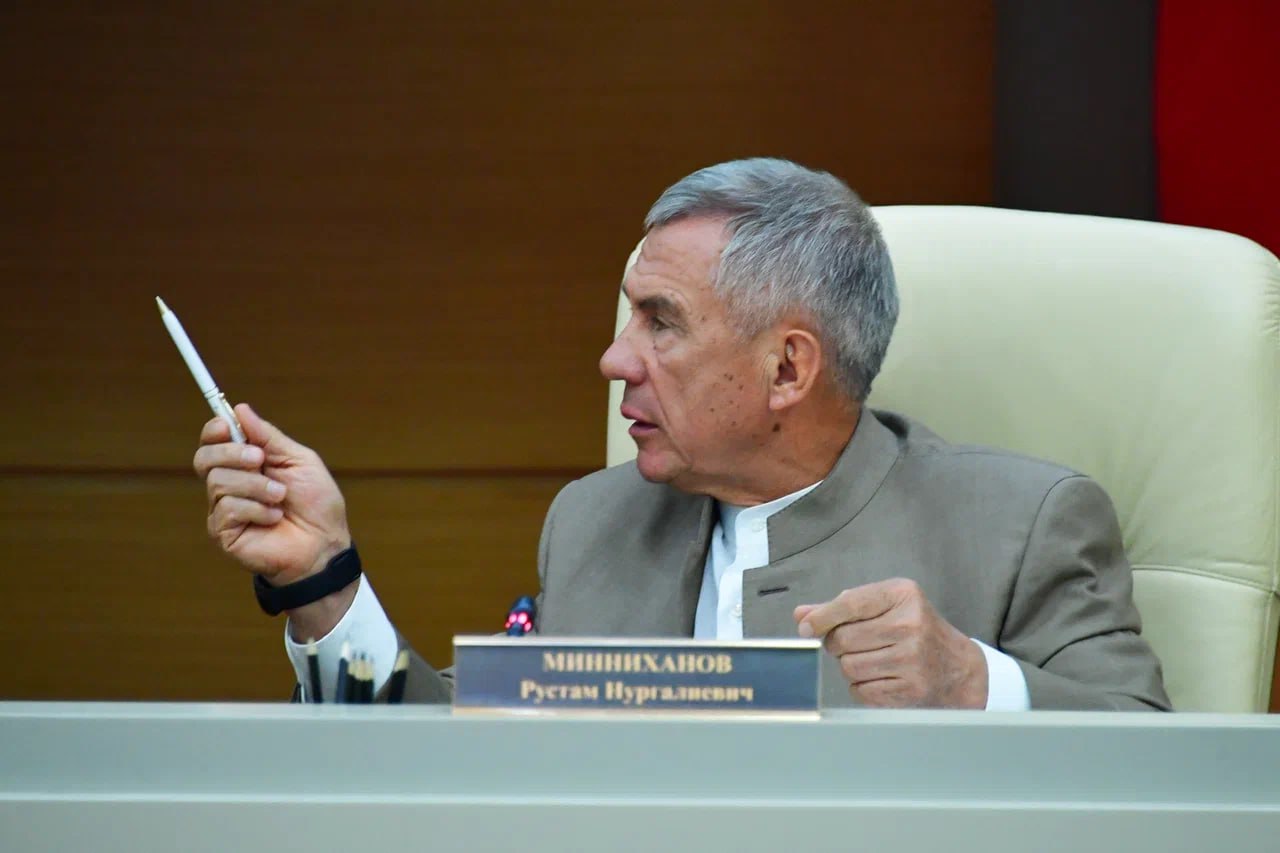 Рустам Минниханов поручил усилить контроль за обеспечением безопасности при эксплуатации газового оборудования в жилых домах Соответствующие задачи он обозначил на еженедельном совещании в Доме Правительства РТ Администрациям районов подразделениям МЧС газовым службам управляющим компаниям Госжилинспекции РТ необходимо   усилить работу по патрулированию населенных пунктов контролируя состояние газового и вентиляционного оборудования электро и отопительных приборов   держать на повседневном контроле места жительства многодетных семей а также семей находящихся в трудной жизненной ситуации В первые две недели января в республике зафиксированы серьезные происшествия связанные с пожарами и отравлением угарным газом Трагедии происходят как в многоквартирных домах так и в частном секторе Отравление угарным газом в Верхнеуслонском районе унесло жизни сразу нескольких членов семьи в том числе детей В Казани в результате неисправности газового оборудования и вентиляции погибло два человека В Лениногорском районе от отравления угарным газом в квартире пострадала семья с младенцем Кроме этого отмечается рост количества пожаров а также числа погибших на них Подписаться на канал Наш канал в MAX