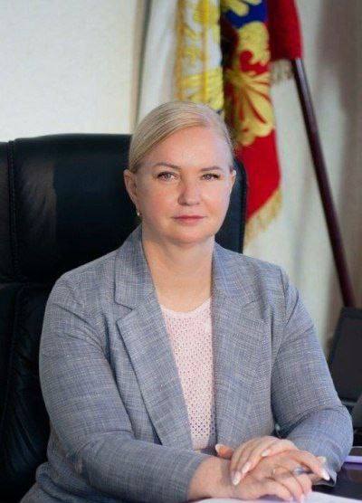 Главу Колпинского района Юлию Логвиненко задержали с поличным при передаче денег. По данным ФСБ, она получила взятку за лоббирование интересов фирмы, занимающейся благоустройством и дорожными работами в районе. Подписаться Новости СПБ