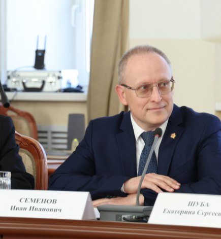 Новое назначение в структурах власти Рязанской области ответственных за туризм Иван Семенов стал руководителем Комитета по инвестициям и туризму Губернатор области Павел Малков представил его на заседании регионального правительства Рассчитываю что Иван Иванович проявит себя и в новой должности Есть большой опыт работы в финансовой сфере опыт взаимодействия с бизнесом реализации социальных проектов Все это конечно понадобится Важно чтобы сфера инвестиций туризм у нас в регионе продолжали развиваться ℹ  Ранее Иван Семенов был управляющим рязанским отделением Сбербанка а также занимал 86 место рейтинга ТОП 100 влиятельных людей Рязанской области 2024 Подробнее на портале Правительства Рязанской области ПроВласть РязанскаяОбласть
