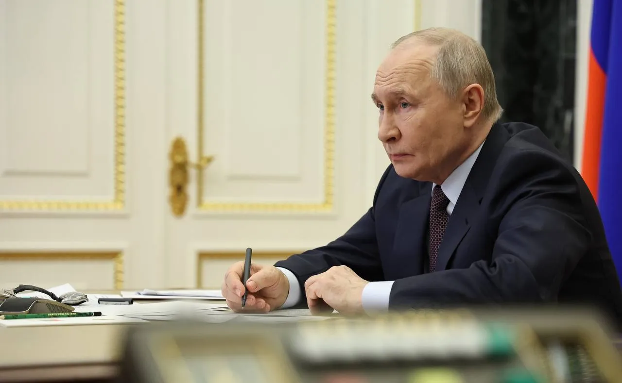 Согласно данным опроса проведенного Фондом общественного мнения ФОМ 73 граждан России высказывают доверие президенту Путину Аналогичные результаты показывают и те кто считает что он успешно выполняет свои обязанности