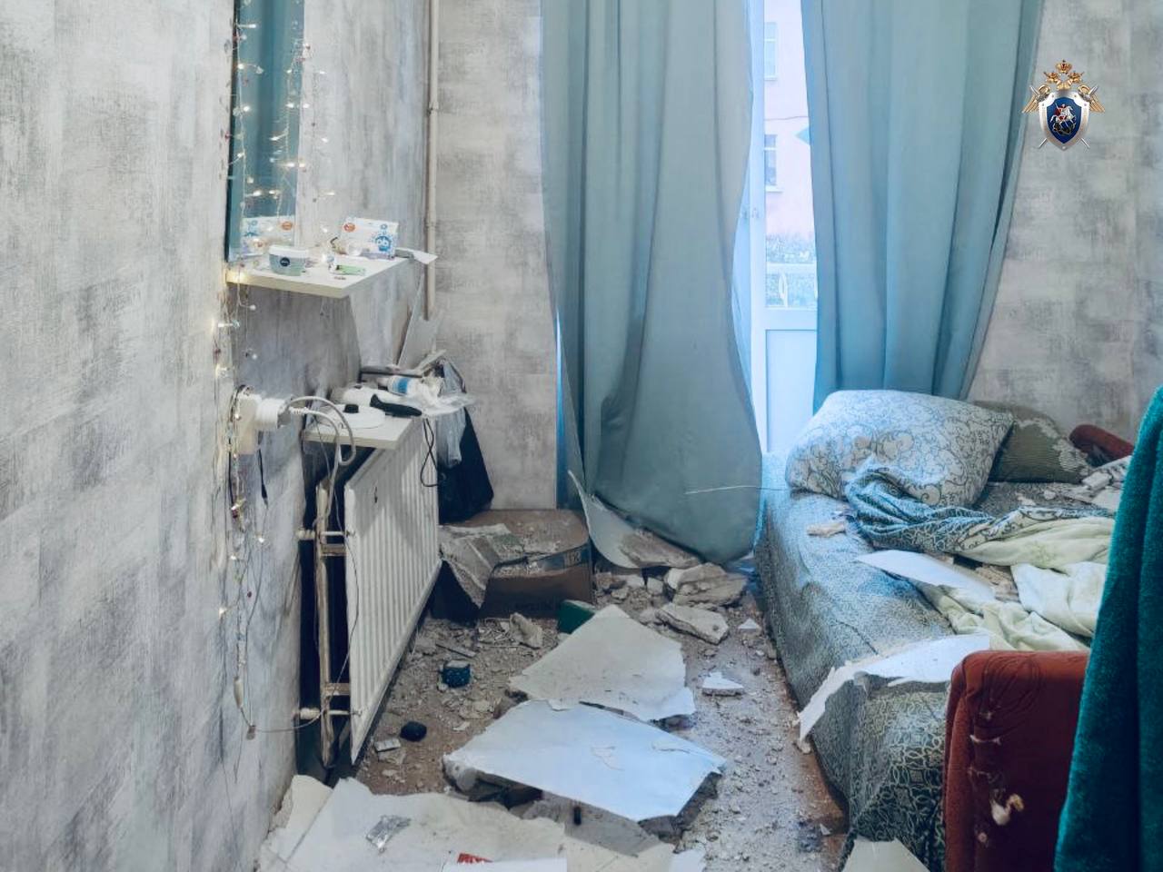 В Санкт-Петербурге проводится проверка по факту обрушения потолка в квартире В ходе мониторинга соцмедиа обнаружена публикация о том, что в квартире дома на улице Косинова после продолжительного ремонта кровли частично обрушился потолок. По данному факту следственным отделом по Кировскому району ГСУ СКР по городу Санкт-Петербургу проводится доследственная проверка по ст. 238 УК РФ оказание услуг, не отвечающих требованиям безопасности . Следователи выехали на место происшествия, проводятся проверочные мероприятия, устанавливаются обстоятельства произошедшего. По результатам проверки будет принято процессуальное решение.