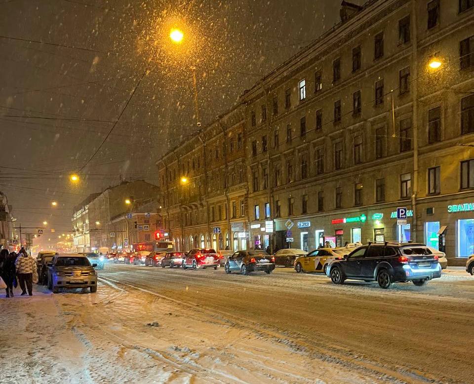 Синоптик рассказал, когда ждать первый снег в Петербурге.  По словам главного специалиста городского Гидрометцентра Александра Колесова, похолодание придёт 28 октября, и снег возможен уже во второй половине недели. Циклоны принесут осадки в виде мокрого снега, а потепления ждать не стоит — температура продолжит снижаться, особенно ночью, с возможными слабым заморозками. Днём она удержится около +5 градусов.     – жми тут   #спб #питер #петербург