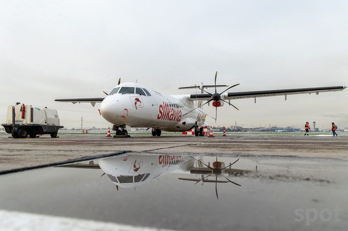 Silk Avia временно отменила шесть рейсов из Ташкента в пять городов Узбекистана Термез Наманган Бухару Фергану и Навои Ограничения продлятся два месяца с сентября по октябрь Авиакомпания объяснила решение техническими причинами отметив безопасность полетов как приоритет Пассажиры могут вернуть деньги за билеты или перебронировать места на другие рейсы   www spot uz ru 2025 08 25 silk avia Telegram Instagram YouTube