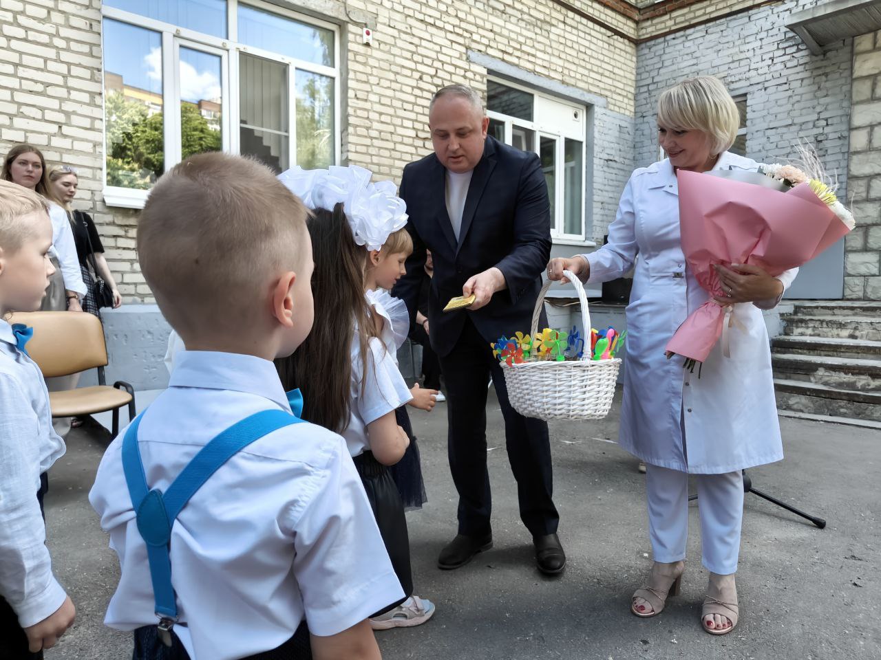 Во втором роддоме Тамбова прошла торжественная выписка мам и малышей. Если подмечать самые счастливые моменты жизни, то это один из них. Мужья встречают жён с малышами. И встреча эта – торжественная, она посвящена Дню защиты детей. Поздравить счастливых родителей пришел глава администрации Тамбова Максим Косенков. Вместе с главным врачом городской клинической больницы им.Архиепископа Луки, депутатом областной Думы Мариной Македонской, он вручили родителям первый важный документ их малышей - свидетельство о рождении. Его получили шестеро новорожденных. Встреча маленьких горожан накануне Дня защиты детей - уже традиция. Второй год подряд родителей и малышей приветствуют «выпускники» роддома, тамбовские дошкольники. Они готовят для участников важного и трогательного события концертные номера — поют песни и читают стихи о маме, детстве и семье. Праздник у стен акушерского стационара всегда наполнен особенной атмосферой любви и доброты, заботы и нежности. «С начала года в стенах этого медучреждения родились уже 570 малышей. Палаты здесь не пустуют, и это важно. Поздравляю всех родителей с радостным пополнением. Будьте здоровы, счастливы, берегите и цените друг друга. Пусть ваши дети всегда чувствуют заботу, любовь, внимание и защиту», - отметил глава администрации Тамбова Максим Косенков.