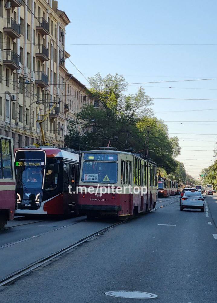 На Светлановской площади неисправность контактной сети привела к остановке 17 трамваев, следующих по пр. Энгельса на север, - сообщают читатели.     Подписаться   Прислать новость