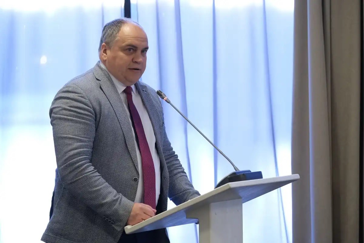 В Валдайском округе построят спортивно туристический лыжный комплекс На выездном заседании правительства Новгородской области обсудили развитие Валдайского округа В этом году в муниципалитете завершили реализацию четырёх крупных инвестпроектов создав 20 новых рабочих мест В планах на 2026 2027 годы пять инвестиционных проектов более чем на 700 млн рублей которые предусматривают создание 130 новых рабочих мест Один из них строительство спортивно туристического лыжного комплекса Холмы Валдая Примечательно что округ лидирует в области по вовлечению детей и молодёжи в занятия спортом показатель составляет почти 97