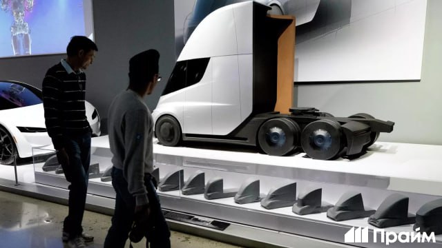 Маск анонсировал начало крупносерийного производства электрогрузовиков Semi в этом году Как заявляет компания производитель тягач может проехать 500 миль 800 километров на одном заряде Подписывайтесь на ПРАЙМ в MAX