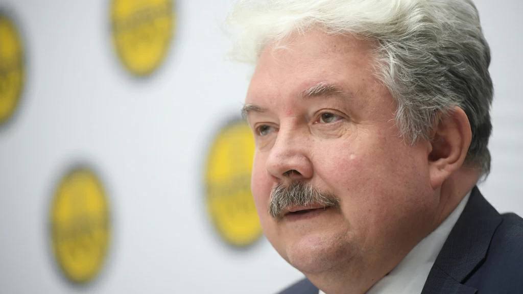 Минюст хочет ликвидировать партию «Российский общенародный союз» Министерство юстиции РФ уже обратилось в Верховный суд. Председателем «Российского общенародного союза» РОС является экс-кандидат в президенты РФ и бывший вице-спикер Госдумы Сергей Бабурин, следует из картотеки дел ВС. Судебное заседание назначено на 21 июля. Основанием для ликвидации, как следует из текста иска, является неучастие РОСа в выборах в течение семи лет. Партийцы не согласны с иском Минюста, поэтому сейчас руководящие органы думают, что предпринять, заявил Бабурин. По его убеждению, действия Минюста — это «политическая акция». «Пока мы понимаем, что кому-то очень неудобна единственная политическая партия, имеющая в своей программе и в уставе православные ценности и религиозную традицию. Хотя партия светская», — указал лидер РОСа. Выборный