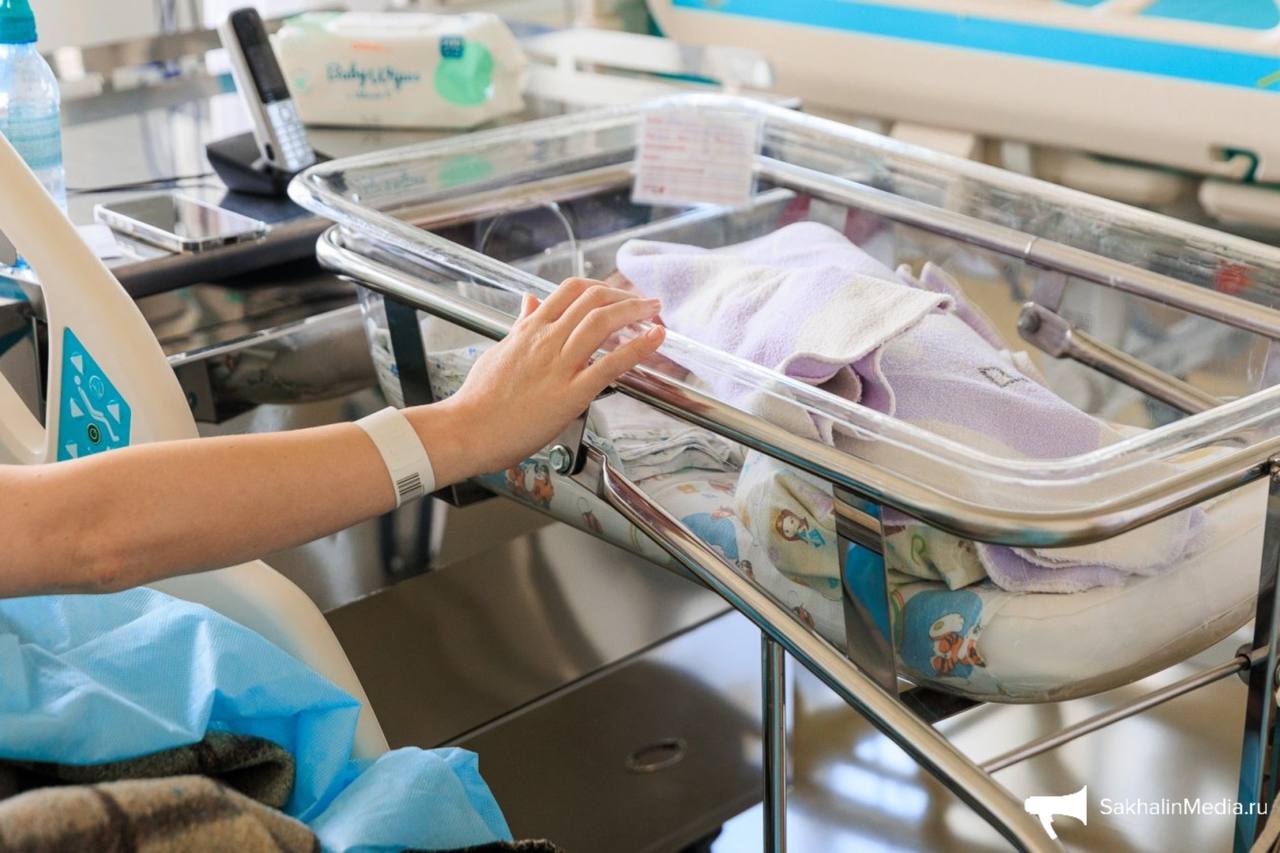 Первым новорожденным ребенком на Сахалине в 2026 году стала девочка По информации областного минздрава 1 января в 3 20 в городском родильном доме Южно Сахалинска с весом 3 2 кг появилась на свет девочка Уже в 8 15 в перинатальном центре жительница Корсакова родила мальчика   SakhalinMedia Прислать новость