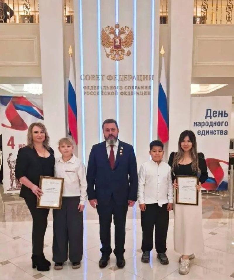 Сенатор РФ наградил родителей детей героев из Астраханской области Сенатор Андрей Деркач вручил благодарственные письма родителям астраханских школьников проявивших мужество 11 летний Рамазан Кинжебаев и 10 летняя Маргарита Бихтякова из Камызяка спасли девочку провалившуюся под лёд 31 октября в Москве в рамках проекта Дети герои ребят наградят медалями Совета Федерации За проявленное мужество Астрахань 24 в МАХ