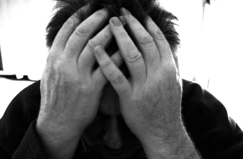 Каждый четвертый россиянин делает чужую работу бесплатно  Около 43% россиян постоянно решают задачи, которые выходят за рамки их основных обязанностей, пишет «ТАСС» со ссылкой на SuperJob. Причём половина этих героев-тружеников делает всё это абсолютно бескорыстно!  Четверть работников признаются, что сталкиваются с подобной ситуацией достаточно редко, но также соглашаются на неё без какой-либо компенсации. Лишь десятая часть решительно сопротивляется попыткам навязать ненужные задачи.  Самое интересное, что всего за последний год число россиян, согласных потрудиться дополнительно исключительно ради благих целей, упало сразу на 5%! А вот тех, кто стал требовать адекватную плату за свою добрую волю, стало больше на целых 4%.  Однако несмотря на равенство в распределении "лишних дел", мужчины оказались менее терпеливыми и чаще, чем женщины, пытаются получать деньги за выполнение чужих заданий  22% против 19% .  Вот такая получается реальность, когда работаешь за себя и "того парня", а премию получает кто-то другой