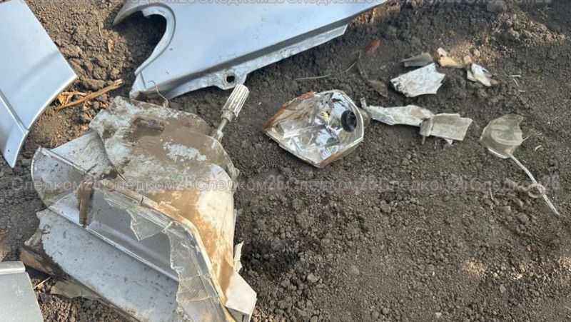 19-летний юноша скрыл причастность к смертельному ДТП на Ставрополье Тело 45-летнего мужчины нашли на трассе между посёлками Зеркальным и Коммунар Красногвардейского округа. Следователь установил, что ночью с 29 на 30 июля погибшего сбила машина на краю проезжей части. Нарушитель сбежал с места ДТП, не сообщив о случившемся в полицию и скрыв причастность к произошедшему — он снял повреждённые детали с автомобиля. Подозреваемым оказался 19-летний житель села Красногвардейского, который при допросе во всём сознался. Против юноши возбудили дело об убийстве.