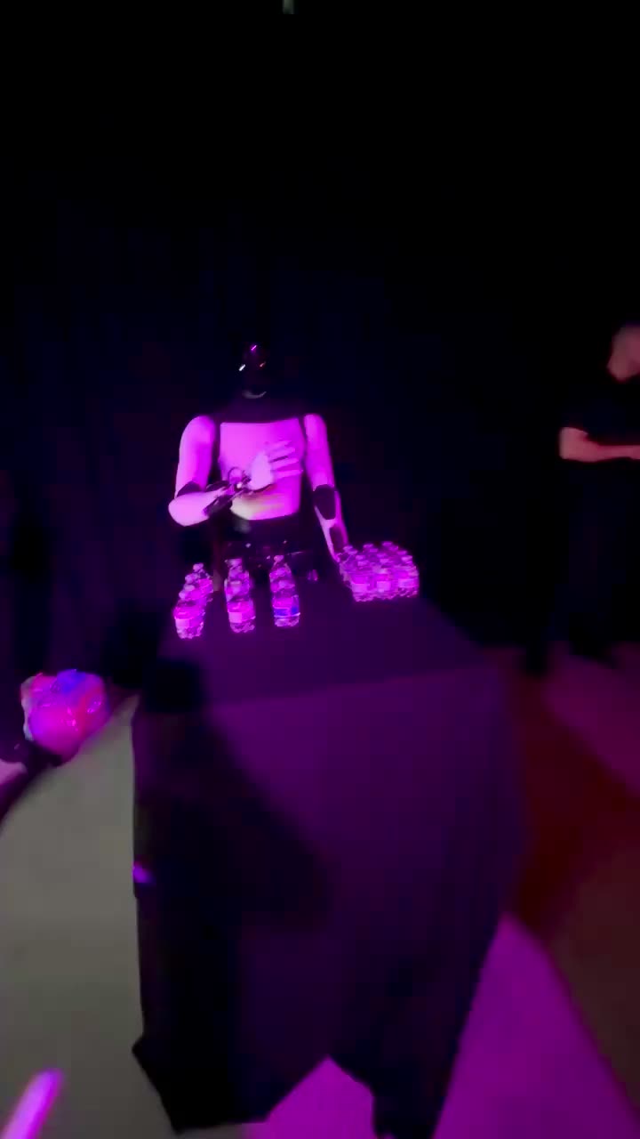 Робот Tesla Optimus упал на презентации в Майами после снятия VR шлема