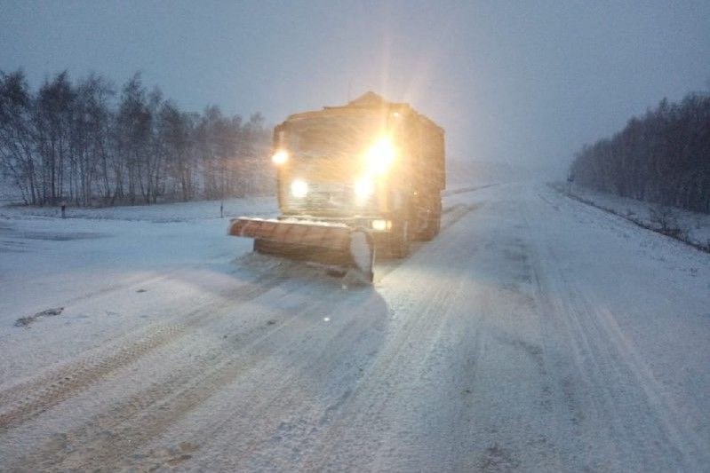 Дорожные службы Дона переведены в режим повышенной готовности На регион надвигается непогода Министерство транспорта Ростовской области заблаговременно проводит комплексную подготовку к грядущим вызовам Накопленный опыт оперативного реагирования дорожных служб региона на изменения погодных условий в предыдущие периоды непогоды свидетельствует о высоком уровне готовности Донские дорожники принимают все необходимые меры для обеспечения безопасного и бесперебойного движения Специализированная дорожная техника включающая 517 единиц приведена в полную готовность Сотрудники дорожных служб будут дежурить круглосуточно обеспечивая своевременную расчистку региональных и межмуниципальных дорог от снега а также их обработку более чем 170 тыс т противогололедных материалов сообщает Министерство транспорта Ростовской области Водителей и пешеходов просят быть предельно внимательными на дорогах соблюдать скоростной режим особенно на мостах эстакадах и поворотах а также держать безопасную дистанцию Фото Донское правительство ИА ДОН 24 Отправить новость
