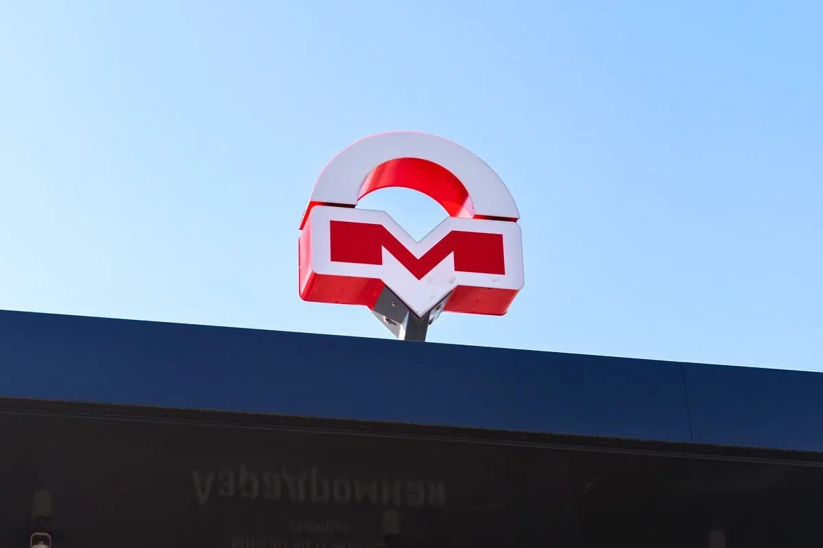 Улицу Мельникайте в центре Минске перекроют на два года В чем причина Ограничения связаны с ускорением возведения Зеленолужской линии метро До конца мая новый комплекс Мария который доставили в Беларусь из Китая в марте этого года начнет проходку второго тоннеля к станции Юбилейная площадь Параллельно Минскметрострой готовит площадки для трех новых станций третьей линии На станции Парк Дружбы народов в районе пл Бангалор осенью запустят объездные дороги для освобождения кругового перекрестка На Комаровской Богдановича Хоружей контур котлована готов наполовину транспорт уже ходит в объезд На Переспе Машерова Кропоткина строители начинают ограждать площадку по готовым объездным путям  Подробнее