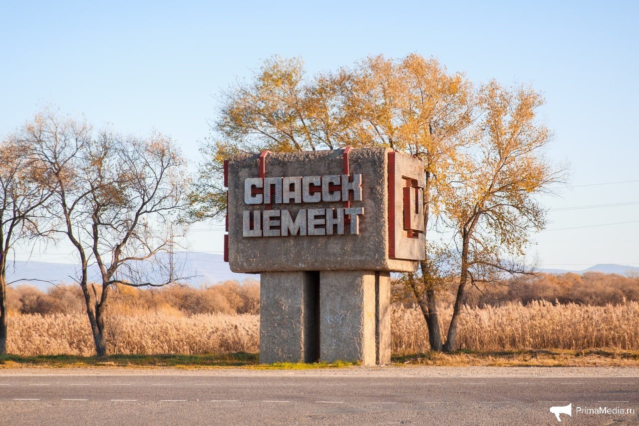 На цементные заводы экс мэра Владивостока Игоря Пушкарева нашелся первый претендент активы готов приобрести федеральный холдинг Группа Смиком ранее Базэлцемент Группа Смиком рассматривает возможность принять участие в процессе приватизации холдинга Востокцемент одним из основных активов которого является Спасскцемент Как сообщил Коммерсант 18 генеральный директор ООО Группа Смиком Вячеслав Шматов обратился к вице премьеру полпреду президента РФ в ДФО Юрию Трутневу с просьбой поддержать приватизацию холдинга Востокцемент допустив его компанию к участию в процедуре Топ менеджер отметил что интеграция Востокцемента в структуру Смикома позволит увеличить производство цемента на Дальнем Востоке вдвое и стабилизировать социально экономическую ситуацию в регионе Сейчас у холдинга возникли сложности с выполнением обязательств перед поставщиками выплатой заработной платы и налогов следует из текста письма на который ссылается Ъ Подписывайтесь на PrimaMediaBiz