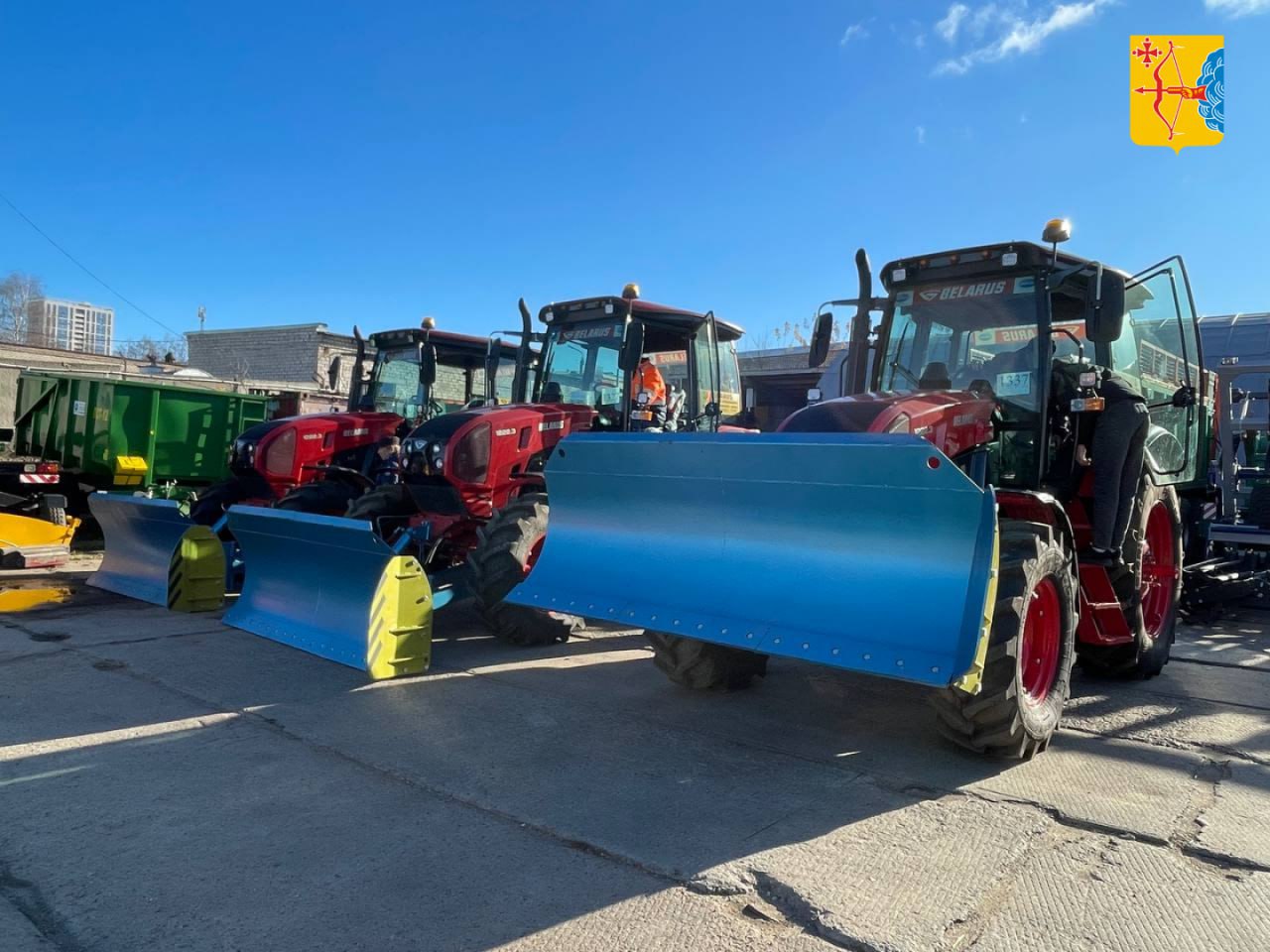 20 муниципальных районов и округов Кировской области получат дополнительные средства из бюджета на приобретение дорожной техники на льготных условиях Об этом рассказал губернатор Кировской области Александр Соколов на оперативном совещании Министерство транспорта Кировской области разработало методику распределения и правил предоставления субсидии Планируется что средства будут направлены на покупку тракторов и всех обвесов щеток отвалов пояснил министр транспорта Кировской области Алексей Петряков Обновление парка спецтехники позволит эффективнее решать задачи поставленные национальным проектом Инфраструктура для жизни Подписывайтесь на канал Кировской области в MAX