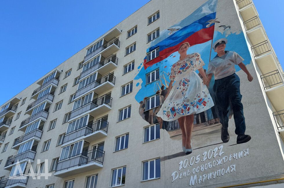 Молодежь Донецкой Народной Республики организовала фестиваль в честь Дня освобождения Мариуполя. Министерство молодежной политики ДНР совместно с различными молодежными организациями Республики провело фестиваль под названием «Волна», который стал площадкой для множества мероприятий. Фестиваль стартовал с автопробега, организованного местной общественной организацией. Автоколонна проехала по трассе Новороссия, начиная от пограничного пункта в Новоазовске и завершаясь в центре Мариуполя. С целью обеспечения безопасности дорожного движения, трассу временно перекрыли. Главной частью фестивальной программы была презентация мурала, названного «Возрождение». Проект стал значимым наглядным искусством для участников фестиваля.