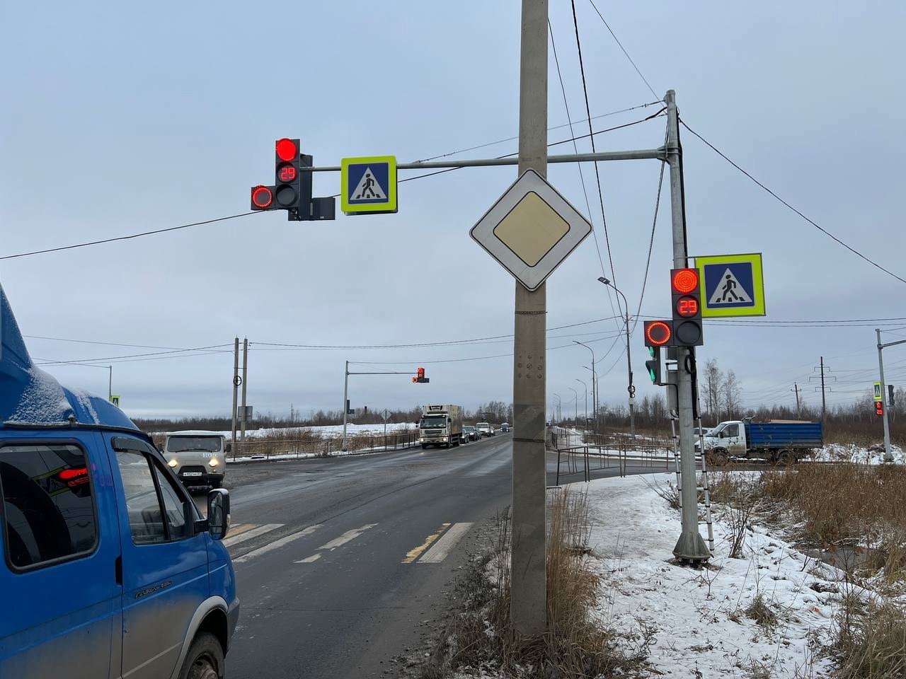 На пересечении улиц Станкостроителей и 13-я Березниковская в Иванове установлен новый светофор.  Этот участок дороги был признан аварийным из-за высокого числа дорожно-транспортных происшествий