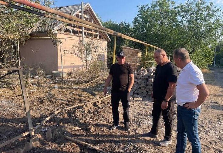 ВСУ обстреляли жилые дома в запорожском Токмаке Первый заместитель председателя правительства Пензенской области Виктор Кувайцев заявил, что ВСУ обстреляли жилые дома в городе Токмак Запорожской области. В результате очередной атаки террористов киевского режима получили повреждения три дома на улице Октябрьская, а также газопровод. На место происшествия прибыли делегация и сотрудники аварийно-восстановительной бригады Пензенской области. Пензенцы пообещали оказать всю необходимую помощь людям с восстановлением теплового контура. Новый Мелитополь подпишись