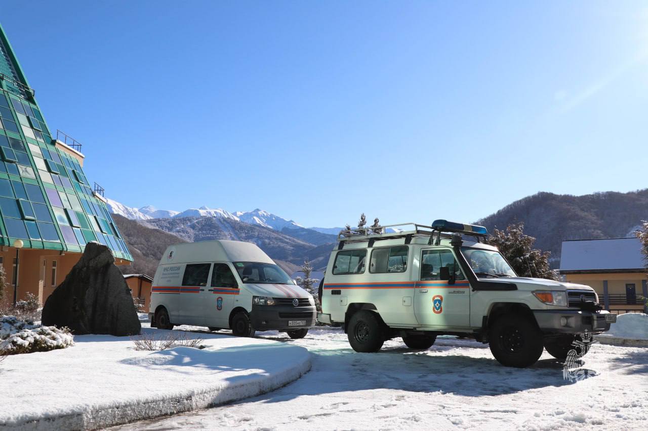 Спасатели эвакуировали мужчину из русла реки Мзымты Утром в Красной Поляне помощь понадобилась 52 летнему местному жителю Под мостом на трассе Адлер Красная Поляна у него резко заболела спина Боль была такой сильной что он не смог пошевелиться Мужчина позвонил по номеру 112 Спасатели нашли его на берегу Мзымты уложили на носилки вынесли к дороге и передали врачам скорой помощи Кубанские Новости   Мы в MAX