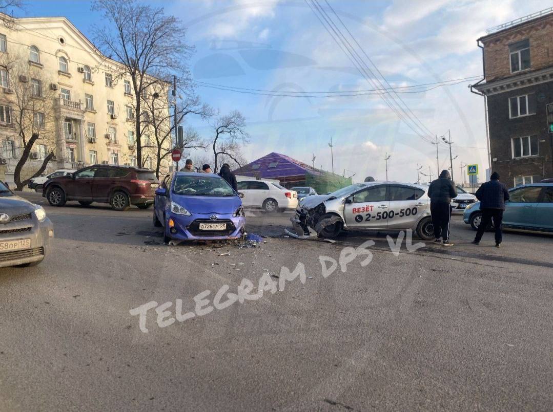 Сразу две Аквы обронили капоты в ДТП во Владивостоке    На Суханова таксист проехал на красный сигнал светофора и врезался в автомобиль. Пассажиры двух транспортов пострадали и госпитализированы.   Источник: