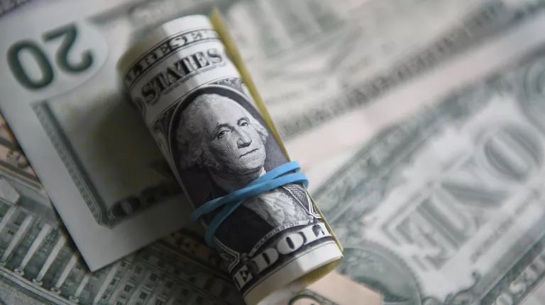 Экономика США может потерять до 0,3% ВВП  $90 млрд  из-за снижения турпотока и бойкота американской продукции по причине введения пошлин, передает Bloomberg со ссылкой на оценку банка Goldman Sachs и собственный анализ. При этом, почти $20 млрд из этой суммы американская экономика потеряет только из-за уменьшения покупательской активности туристов в США.  С опорой на данные Минторговли США агентство указывает на 10% снижение потока иностранцев в страну. Наибольший спад наблюдается в числе авиарейсов из Европы, Мексики и Канады. Среди причин снижения турпотока отмечаются повышенная враждебность служащих на границе США, рост геополитического напряжения и глобальная экономическая неопределенность, вызванная введением американских пошлин.