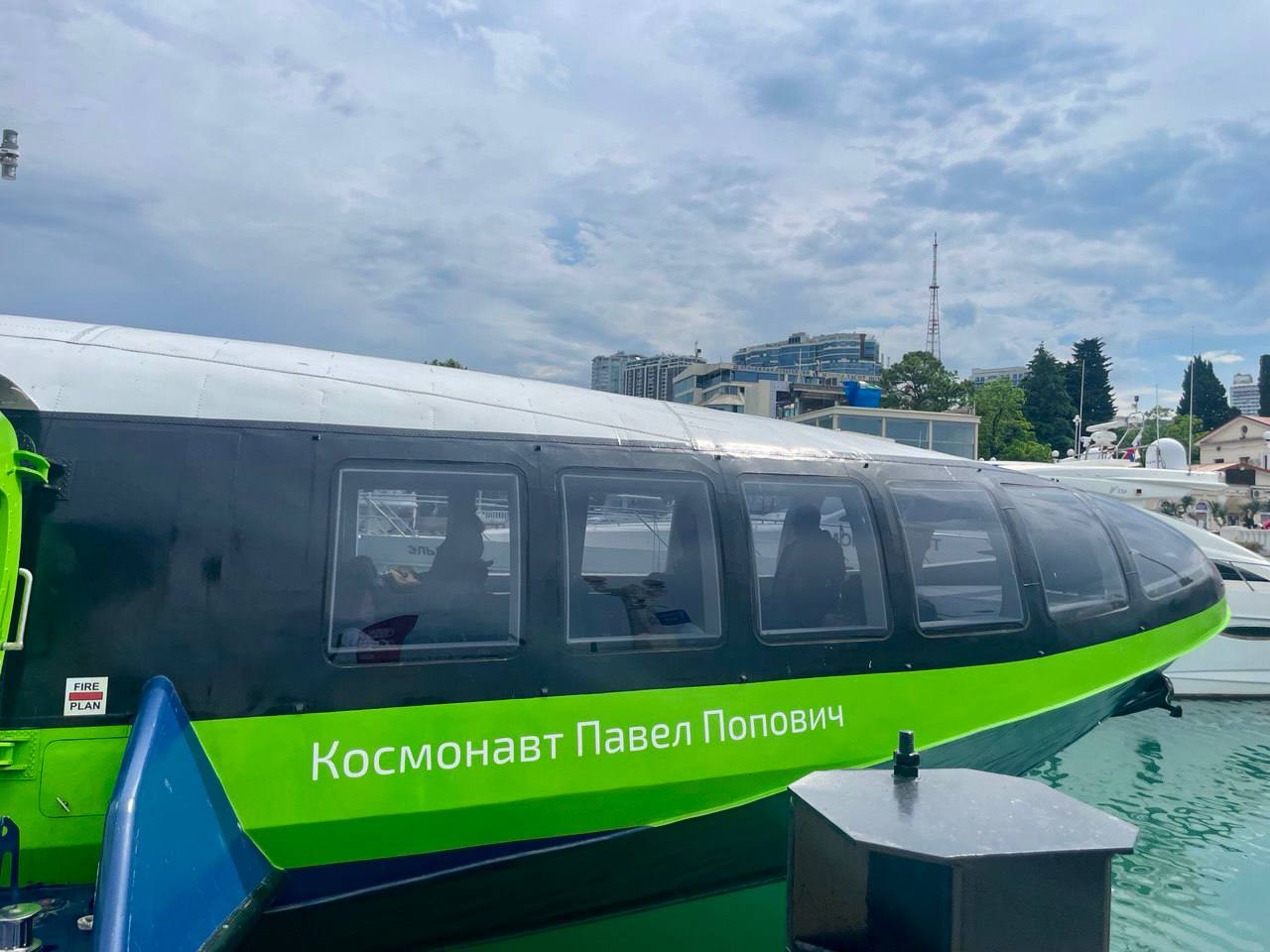 Новое морское сообщение Сочи Абхазия Сочи будет запущено в ближайшие выходные С 30 августа запускается регулярное морское сообщение на скоростной Комете по маршруту Сочи Абхазия Сочи Со следующей недели рейсы будут выполняться по выходным еженедельно Вместимость судна 120 пассажиров Билеты можно приобрести на сайте перевозчика и в кассах Стоимость единого билета туда обратно 2000 2500 рублей Навигация планируется до 1 октября время в пути составит около двух часов Департамент транспорта и дорожного хозяйства города Сочи
