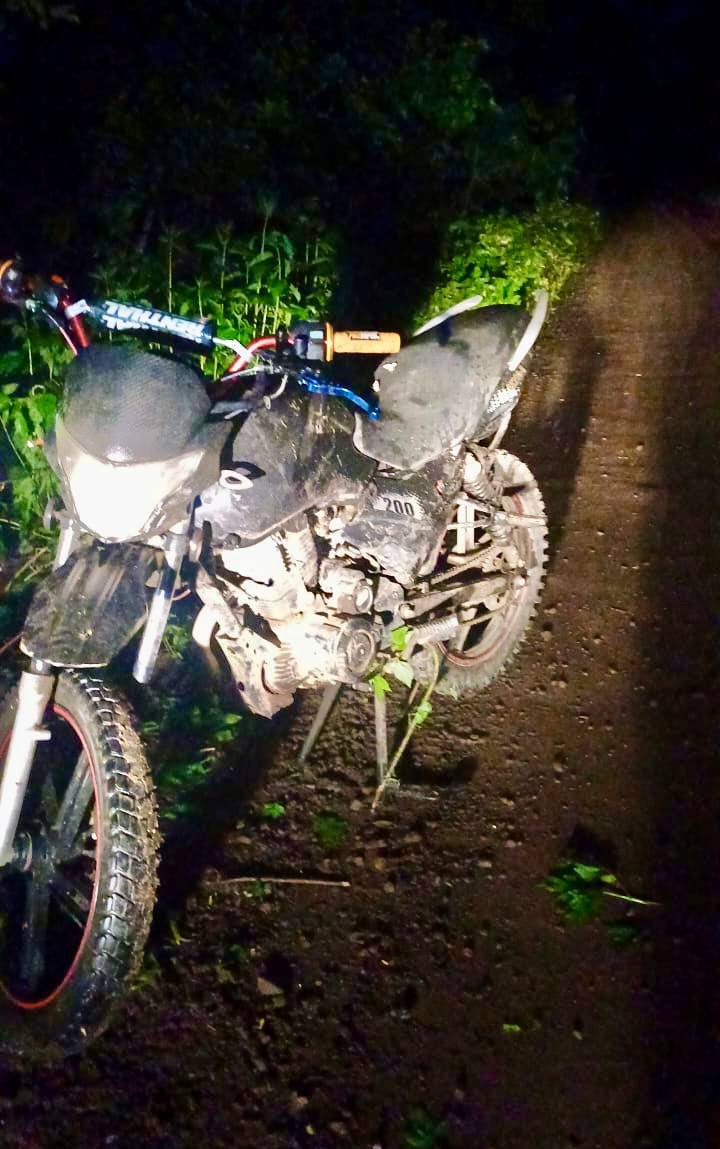 В Смирныховском районе автоинспекторы пресекли поездку несовершеннолетнего водителя. 17 июня в районе дома 14, улицы Заречная, с. Победино сотрудниками ДПС был пресечен факт управления мотоциклом несовершеннолетним. Водителем оказался 16-летний житель с.Победино, не имеющий права управления транспортным средством. ‼ На место задержания прибыл законный представитель несовершеннолетнего. В его присутствии сотрудниками Госавтоинспекции были составлены административные материалы в отношении несовершеннолетнего водителя: по ч. 1 ст. 12.7 КоАП РФ «управление транспортным средством лицом, не имеющим права управления» по ч. 1 ст. 12.1 КоАП РФ "управление транспортным средством, не зарегистрированным в установленном порядке" Материал направлен в подразделение по делам несовершеннолетних для принятия решения по данному факту и привлечении родителей законных представителей к административной ответственности в соответствии со статьей 5.35 КоАП РФ. Уважаемые родители! Внимательно следите за своими детьми и предпринимайте все возможные меры к недопущению вождения транспортными средствами несовершеннолетними.
