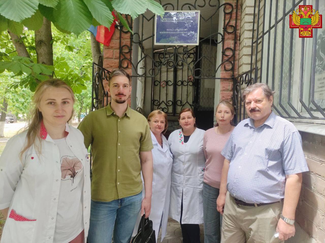 Запорожскую область снова посетили специалисты из ведущего центра России по социально значимым инфекциям и фтизиатрии Эксперты уже три года помогают местным коллегам переходить на российские стандарты. Они посетили медицинские организации Мелитополя, Бердянска и Токмака. Ознакомились с работой фтизиопульмонологической, инфекционной и лабораторной служб, уделив особое внимание ВИЧ-инфекции. Как отметил руководитель делегации, заместитель директора НМИЦ фтизиопульмонологии и инфекционных заболеваний Вадим Тестов, Запорожская область имеет достаточные мощности современного оборудования, а также возможности для диагностики и лечения заболеваний. «Идет активное взаимодействие между медицинскими работниками региона и ведущими специалистами федерального центра, пациенты получают регулярно телемедицинские консультации. Все, кто нуждается в оказании высокотехнологичной помощи, оперативно могут получить ее бесплатно, как в федеральном центре, так и в других субъектах РФ», - добавил Вадим Тестов. Эксперты центра продолжат помогать региону и в дальнейшем. В ближайшее время планируется решить вопросы полного цикла лабораторной диагностики для пациентов с инфекционными заболеваниями на территории Запорожской области. Это позволит сократить время на проведение диагностических исследований. Следующий визит специалистов запланирован на осень этого года.